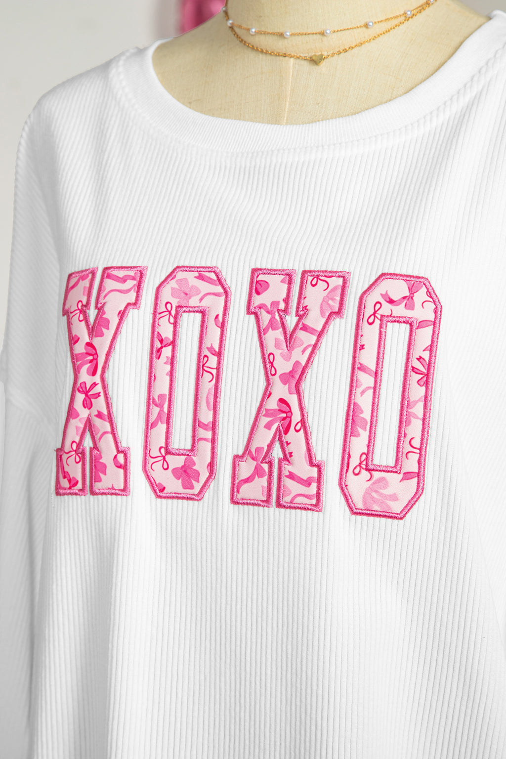 White Corded Ribbed XOXO Bow Print Embroidered Patch Graphic Sweatshirt
