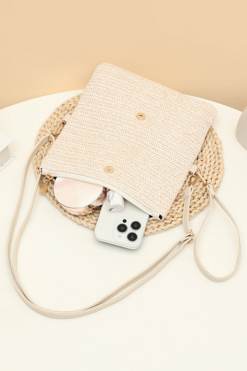 White Daisy Flower Straw Woven Zip Folded Magnetic Button Shoulder Bag