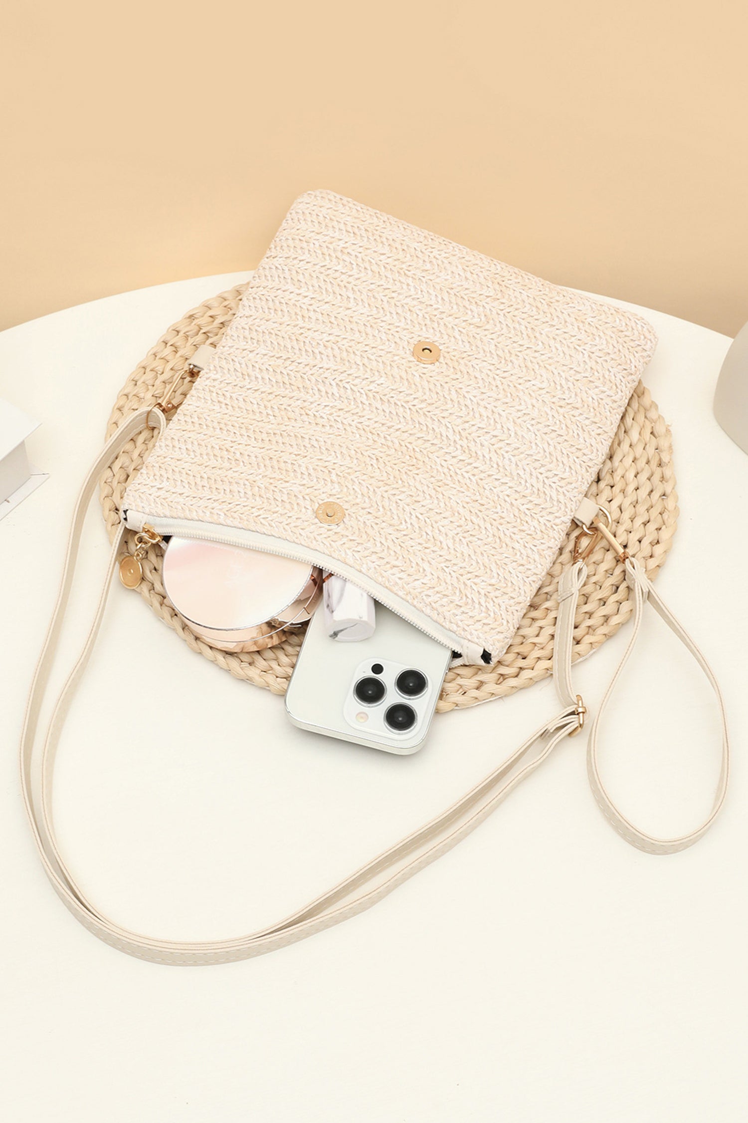 White Daisy Flower Straw Woven Zip Folded Magnetic Button Shoulder Bag