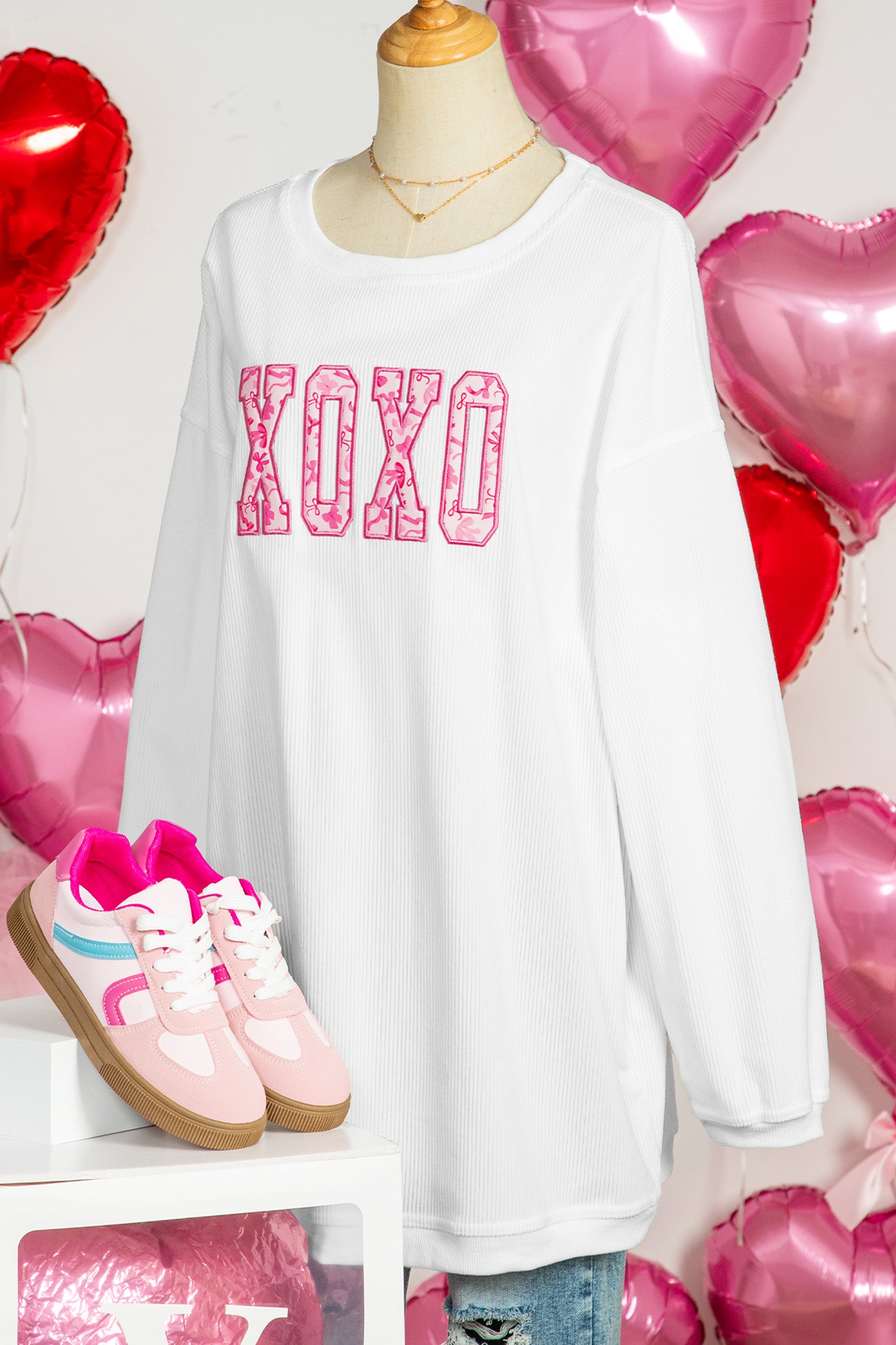 White Corded Ribbed XOXO Bow Print Embroidered Patch Graphic Sweatshirt
