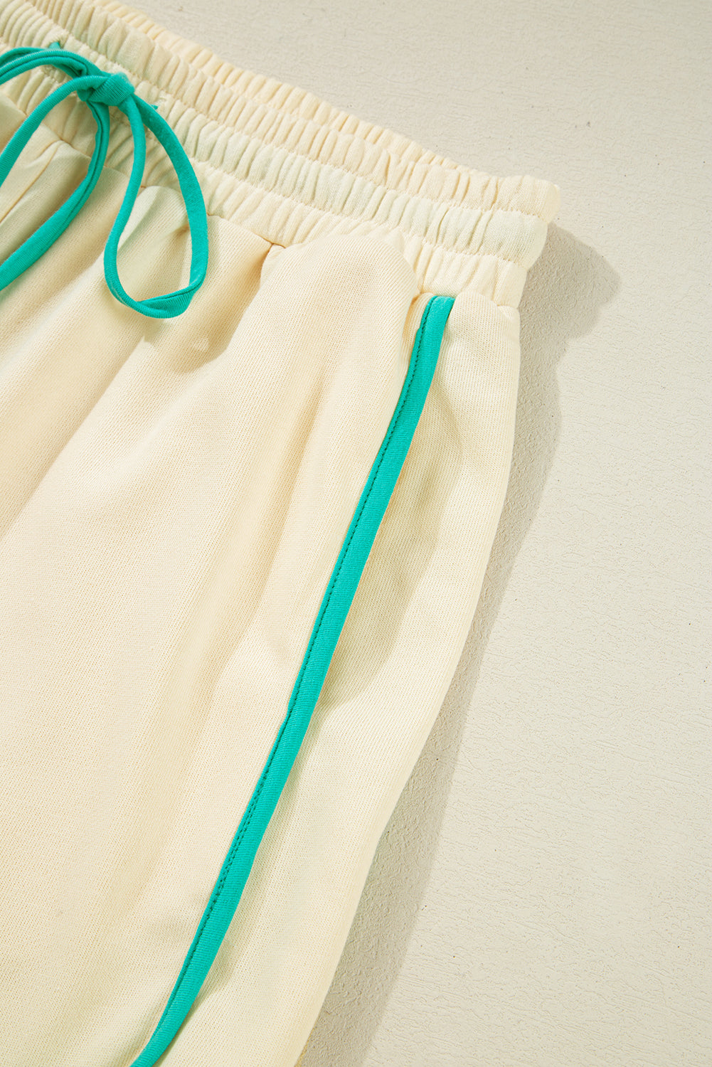 White Contrast Trim Colorblock Long Sleeve Pullover and Drawstring Shorts 2pcs Outfit